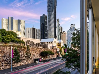 SMART INNER-CITY LIVING WITH BRISBANE CITY VIEWS